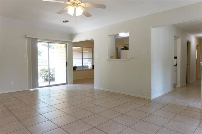 Foto del edificio - 2961 Red Bird Ln