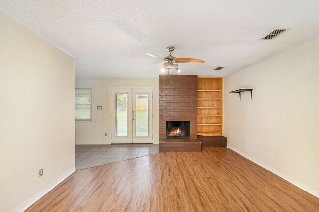 Foto del edificio - Beautifully crafted 3-2-2 in Fort Worth! Fridge Included