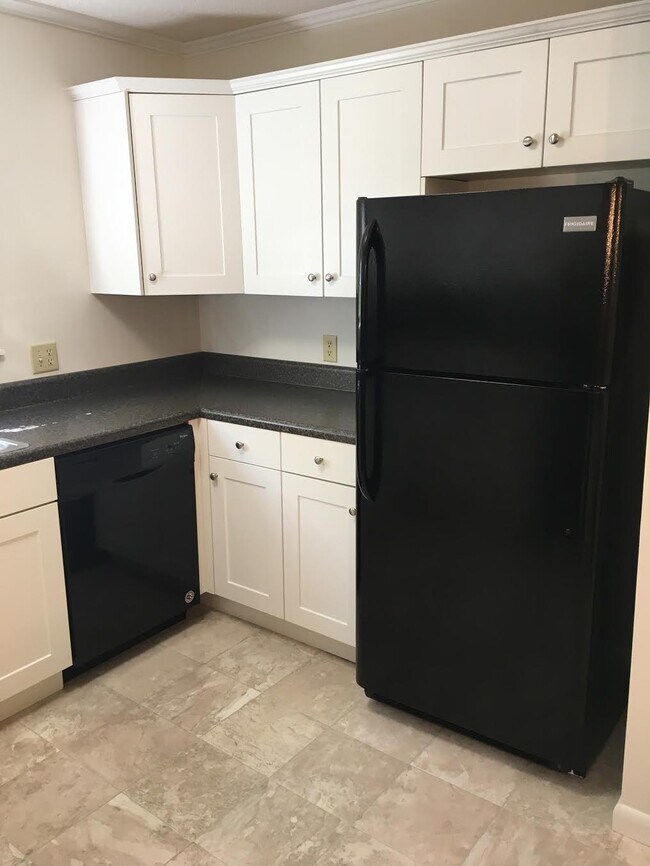 Building Photo - 23 Lake Drive-Ground Floor Condo/Laurel Pa...