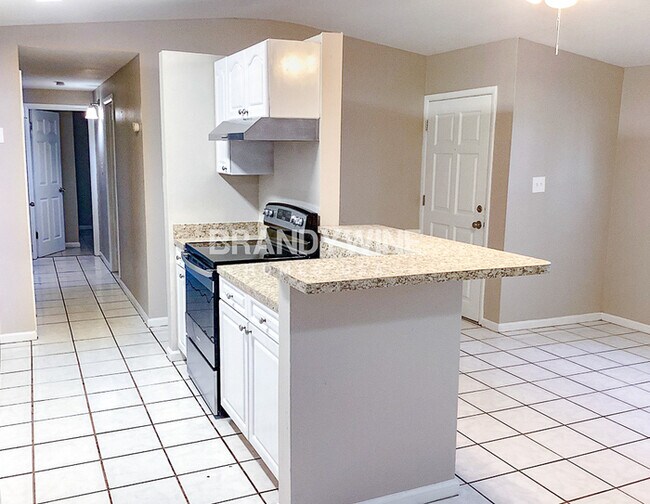 Building Photo - **AVAILABLE NOW!!** 3BED 1.5 BATH Apply To...