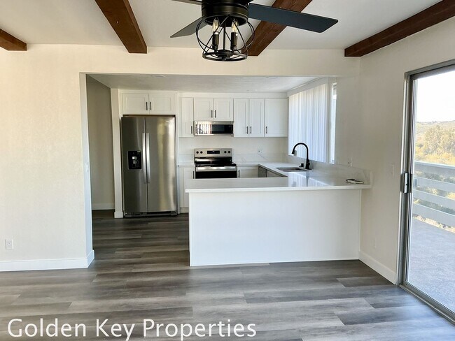 Foto del edificio - Welcome to this stunning duplex located in beautiful Bonsall!