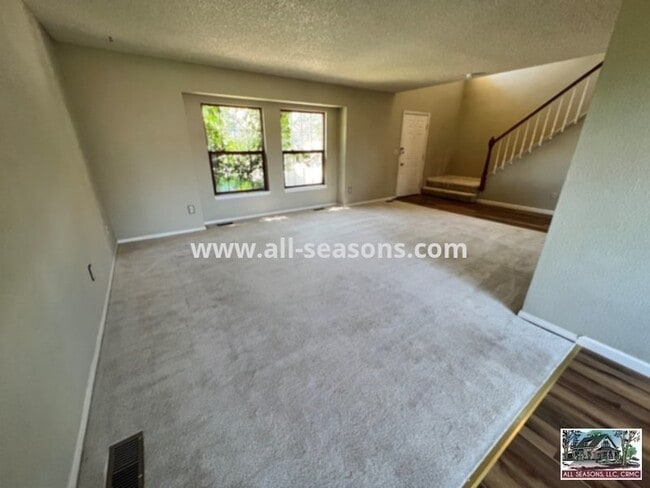 Building Photo - Northwest Tri-Level 5 Bedroom Home For Rent!