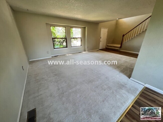 Foto del edificio - Northwest Tri-Level 5 Bedroom Home For Rent!