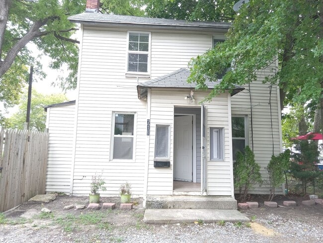 Building Photo - 718-720 E Grape St.