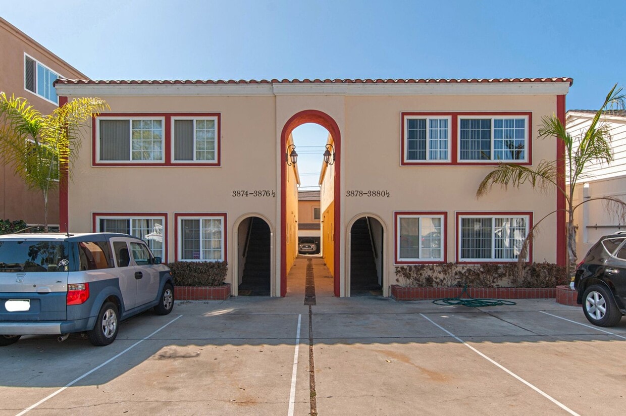 Primary Photo - PERFECTLY LOCATED 2 BD / 1 BA UPSTAIRS APA...