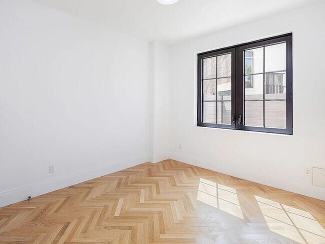 Foto del edificio - 300 W 122nd St