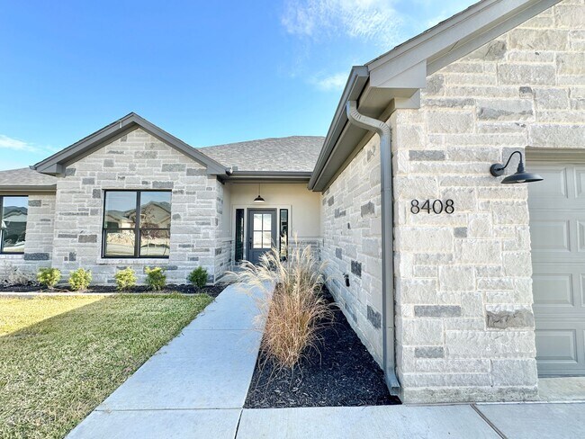 Foto del edificio - Viewable Now By Appointment!