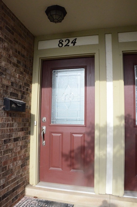 Primary Photo - 824 E Hillside Ave