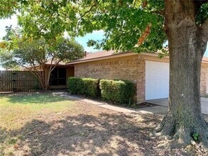 Building Photo - 541 Canary Ln