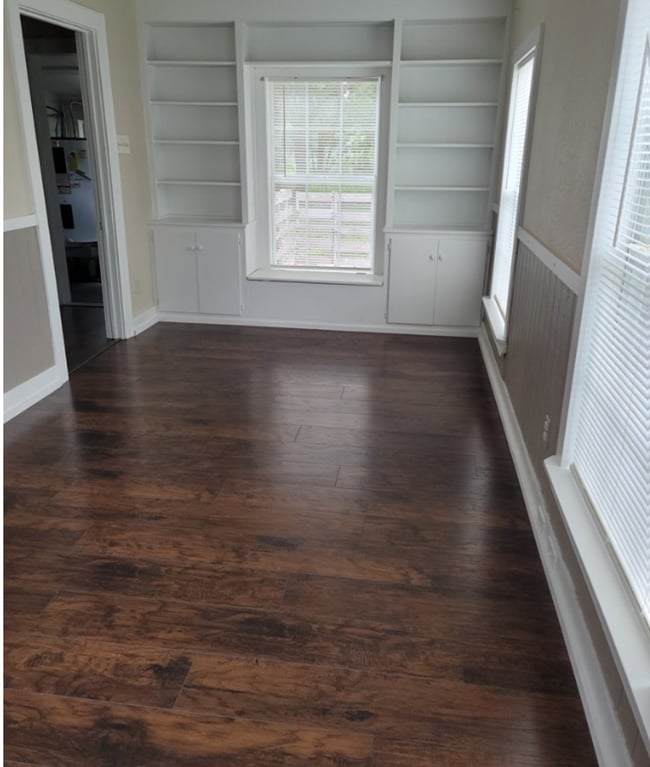 Building Photo - FOR LEASE!!
