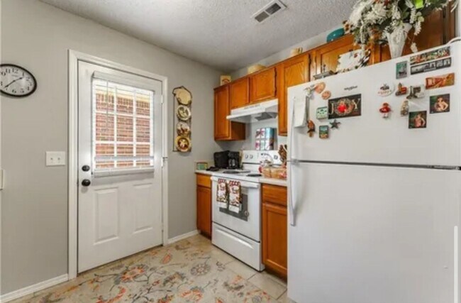 Foto del edificio - 2 bedroom 1 bath duplex with 1 car garage