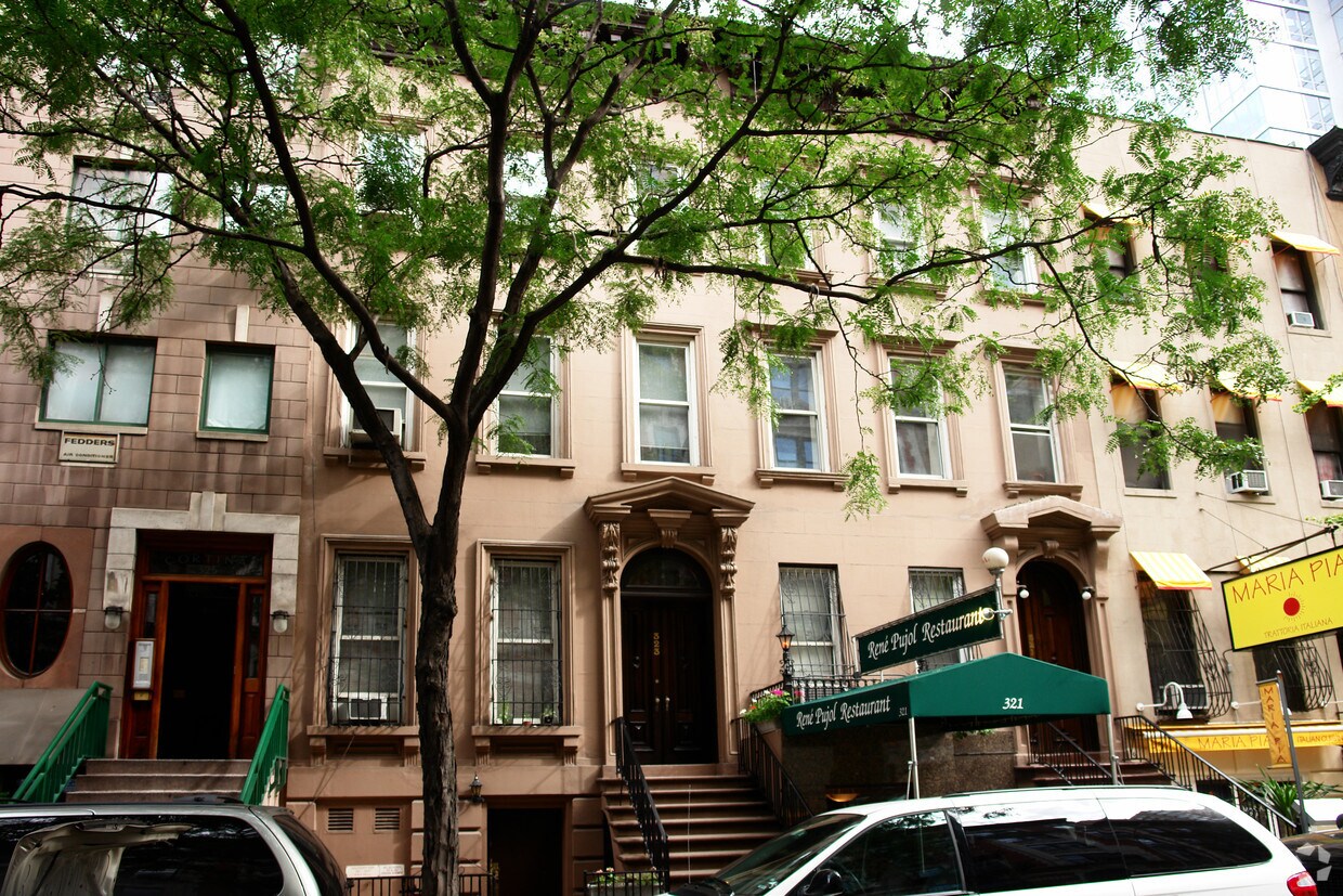 Foto del edificio - 321-323 W 51st St