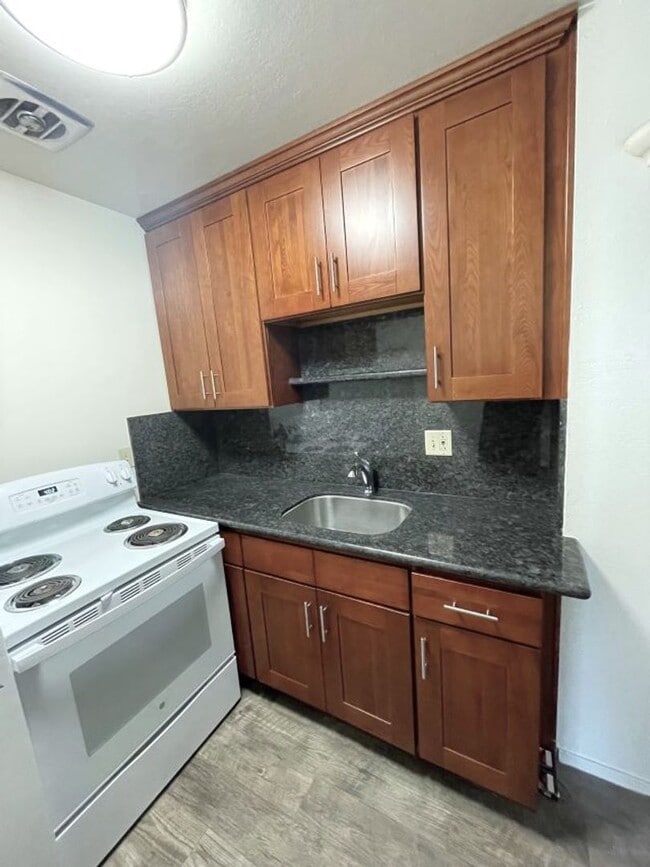 Building Photo - Alameda, Newly remodeled one bedroom unit.