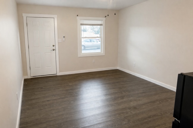 Building Photo - 671 E Court St