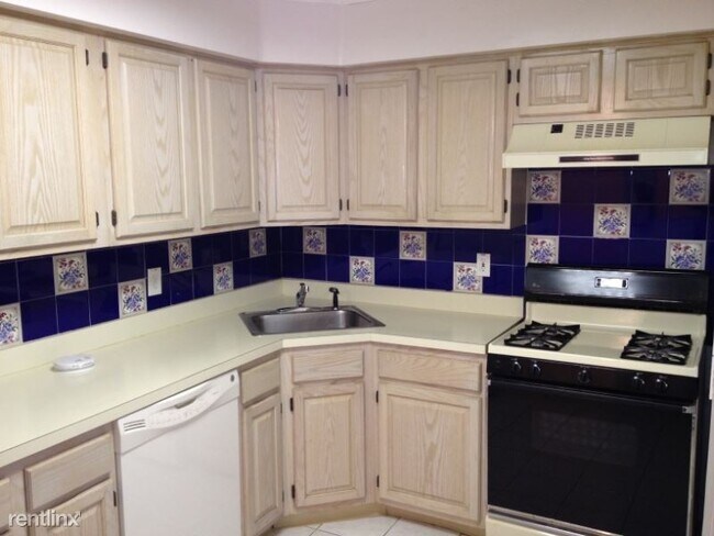 Building Photo - 2 br, 2.5 bath Townhome - 105 Michaels Ct