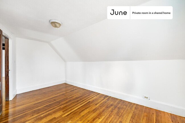 Foto del edificio - Private bedroom in 7 bed/1 bath Home
