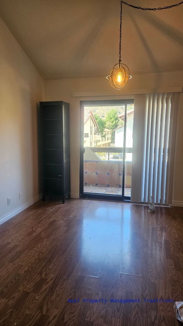 Foto del edificio - BACK ON MARKET!!! 2 + 2 Canyon Country Condo
