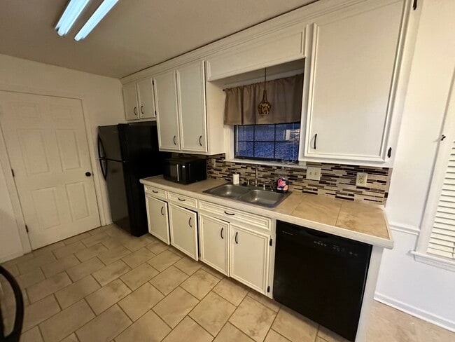 Building Photo - 344 Brookwoods Dr