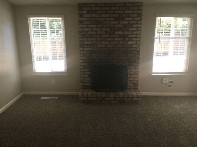 Foto del edificio - 3301 Bluejay Dr