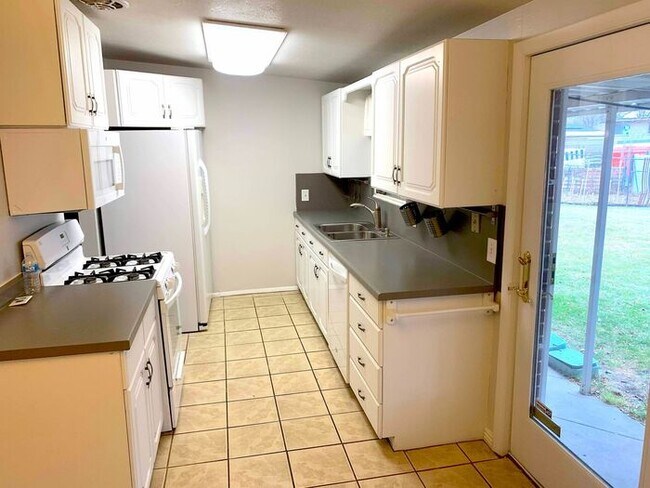 Foto del edificio - Updated 3 Bedroom Large Backyard