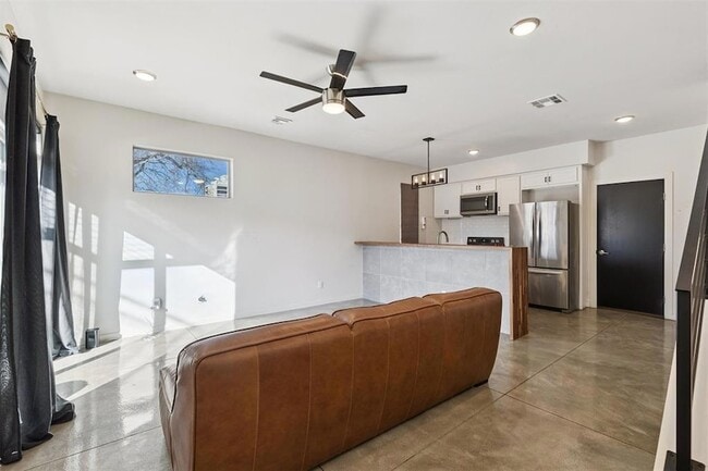 Building Photo - 1008 N Francis Ave