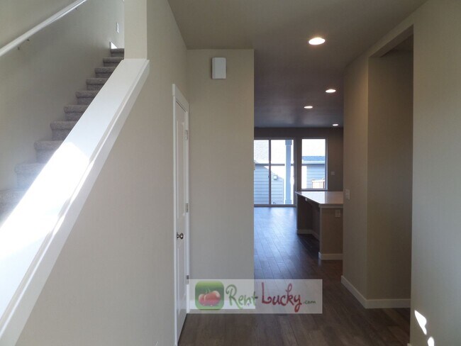 Foto del edificio - GORGEOUS!! Newer 3 Bedroom Home w/2-Car Ga...