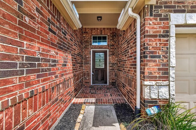 Foto del edificio - 3327 Fairmont Hills Ln