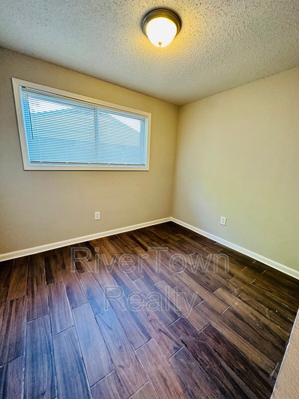 Foto del edificio - 319 Delta Rd