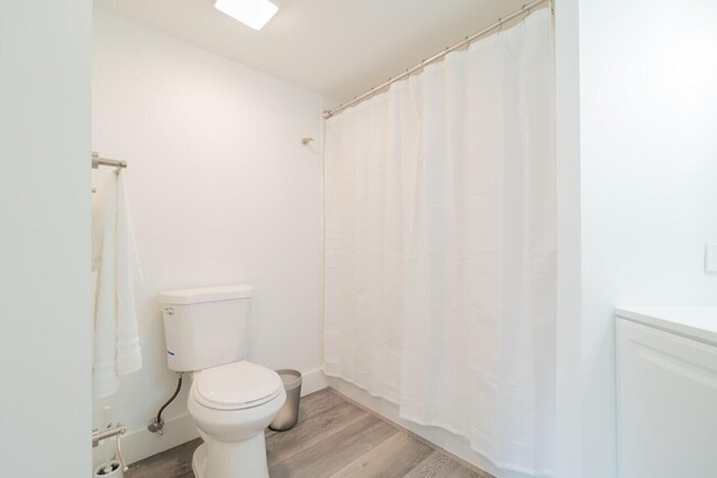 Building Photo - 800 Crestwood Ct S
