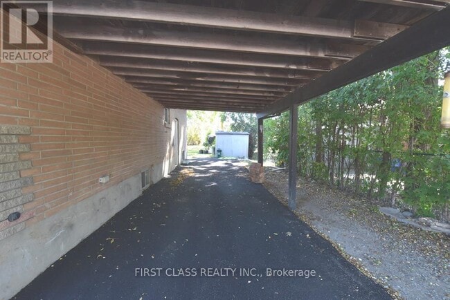 Building Photo - 711 Dunlop St W