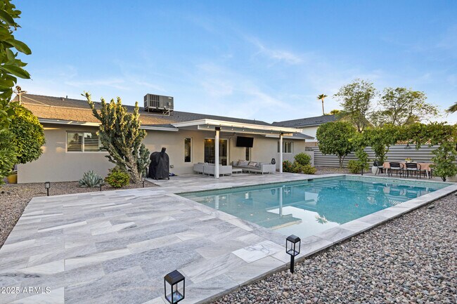 Foto del edificio - 8738 E Rose Ln