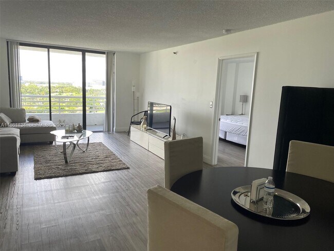 Foto del edificio - 3300 NE 192 St