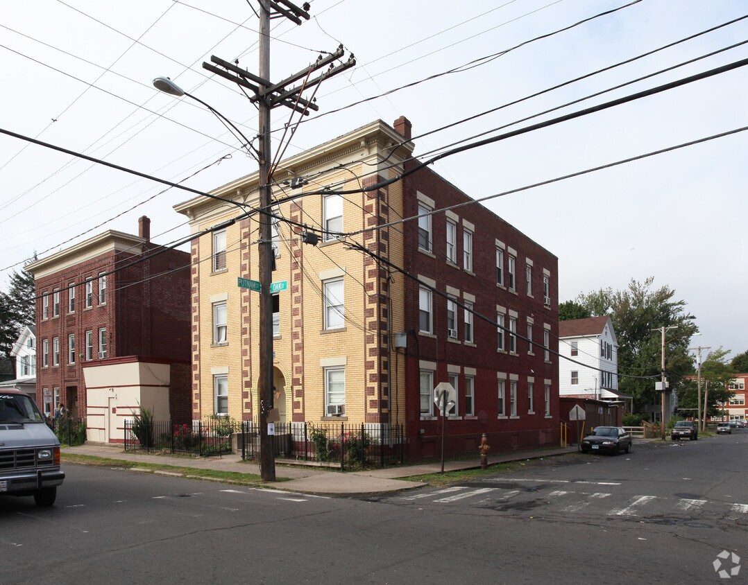 Building Photo - 70 Oak St