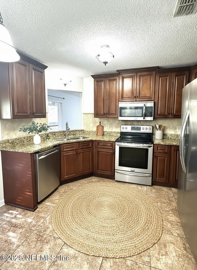 Foto del edificio - 3801 Crown Point Rd