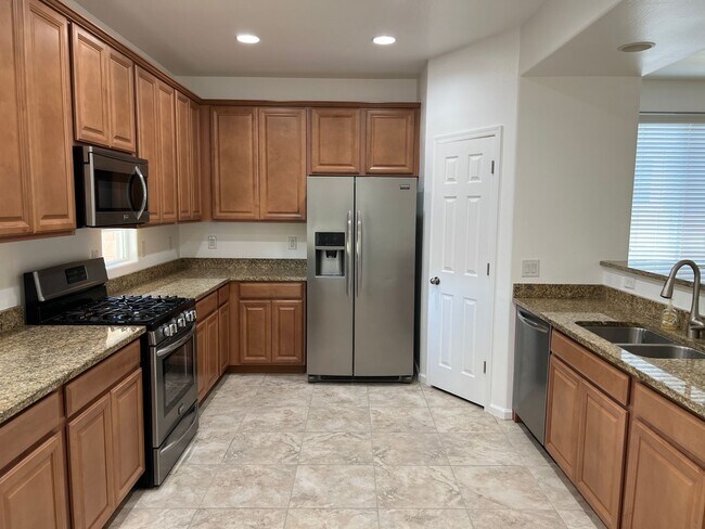 Foto del edificio - Spacious 4-Bedroom Home in Valencia Height...