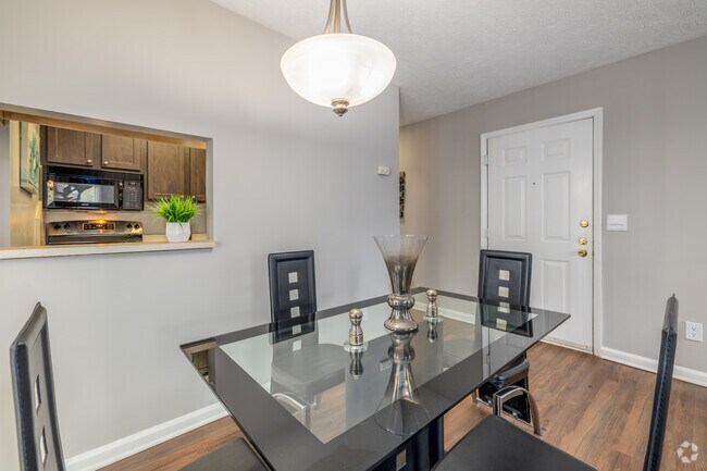 Cambridge, 2 habitaciones, 2 baños - 1031 pies cuadrados - Comedor - Atrium- Students save up to 10%!