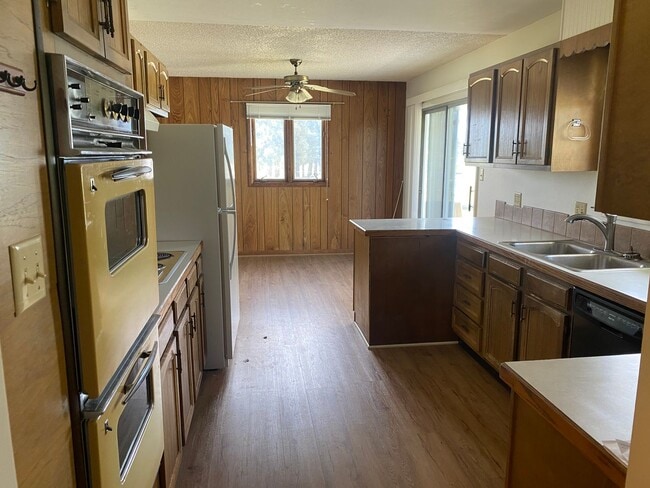 Building Photo - 4 bedroom, 2 bathroom Home off Spring Hill...