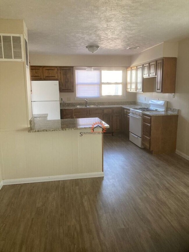 Foto del edificio - 3 Bed 1 3/4 Bath Single Car Garage with wo...