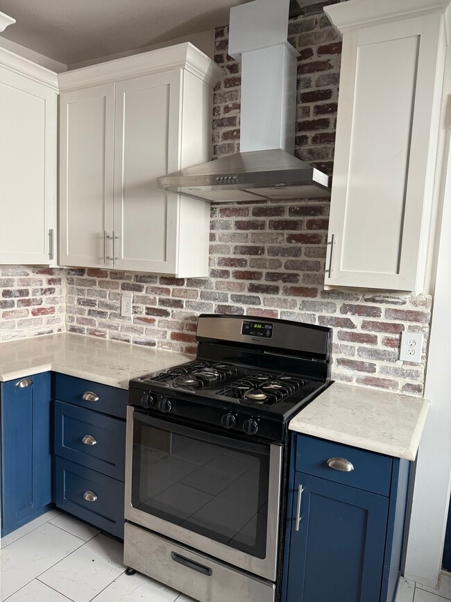 Building Photo - 814 Iowa St