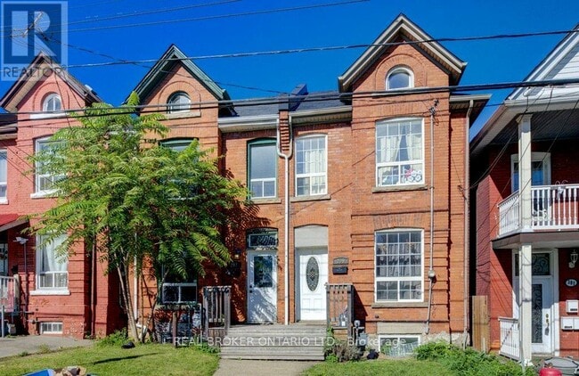 Building Photo - 297 Bay St N