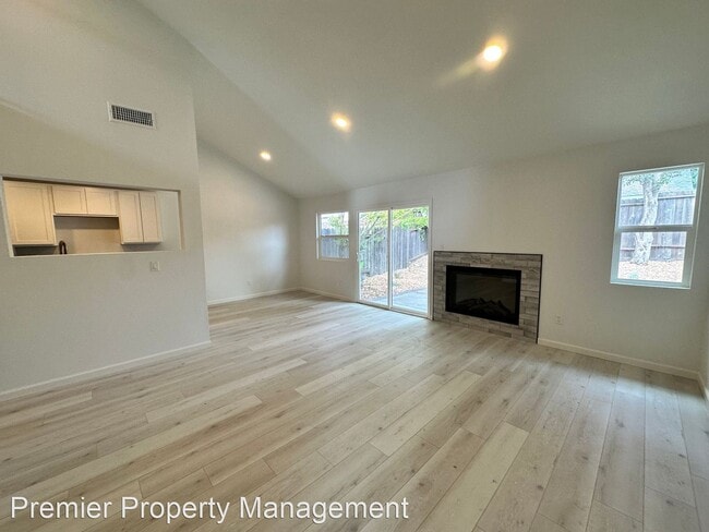 Foto del edificio - 2 br, 2 bath House - 6019 OGDEN NASH