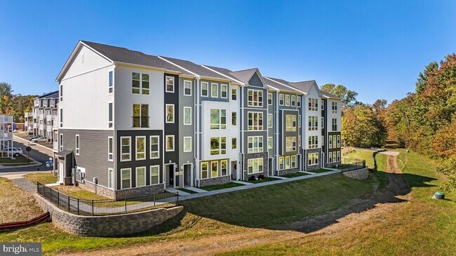 Foto del edificio - 900 Gilbert Rd