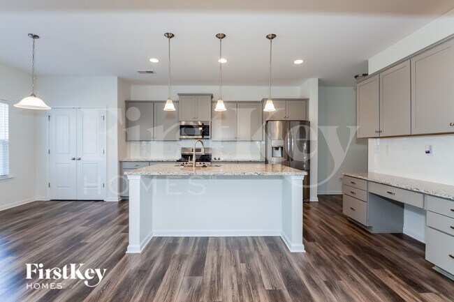 Building Photo - 5521 Begonia St