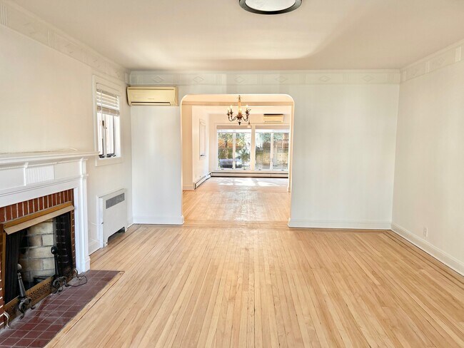 Building Photo - 6418 Cromwell Cres