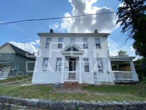 Building Photo - 424 S 3rd St