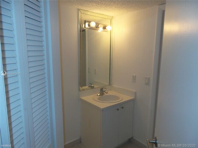Building Photo - 2 br, 2 bath  - 8255 SW 152nd Ave