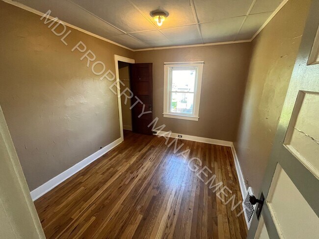 Foto del edificio - 2 Bedroom 1 Bath Apartment w/ Basement