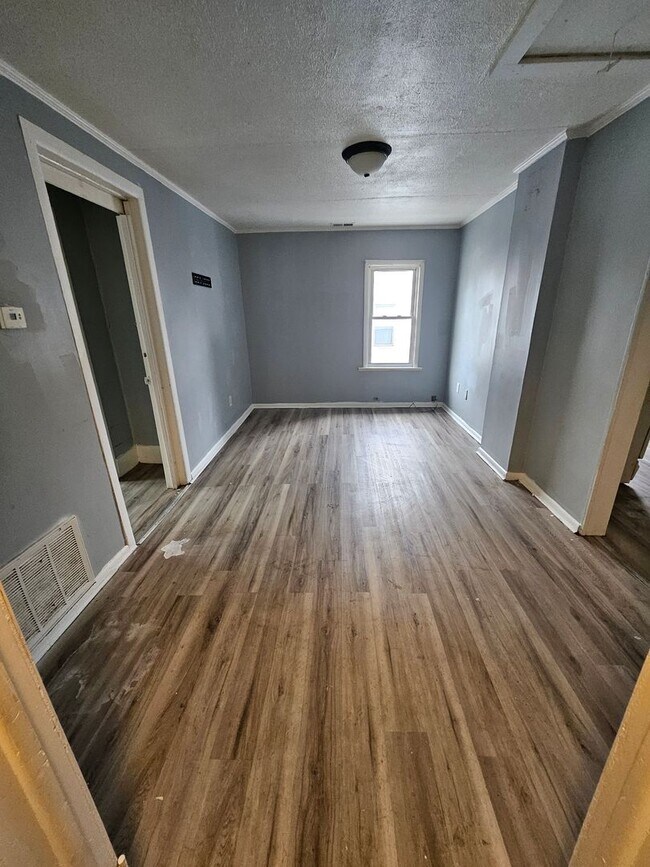 Foto del edificio - Upper 2 bedroom with gas included East Side