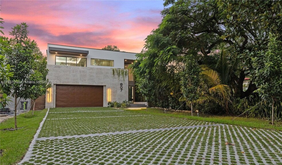 Foto principal - 807 SW 12th Ave