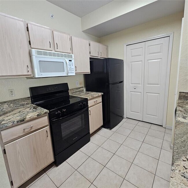 Building Photo - 5483 Vineland Rd